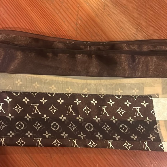 Louis Vuitton monogram silk scarf in mint condition. - Picture 2 of 3